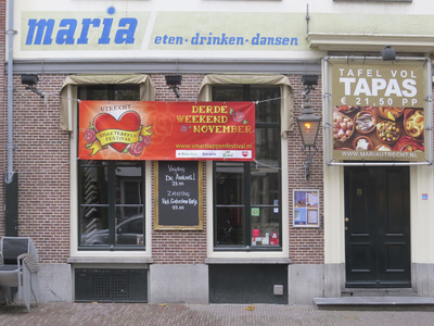 906678 Gezicht op de onderpui van Grandcafé 'Maria' (Mariaplaats 50) te Utrecht.